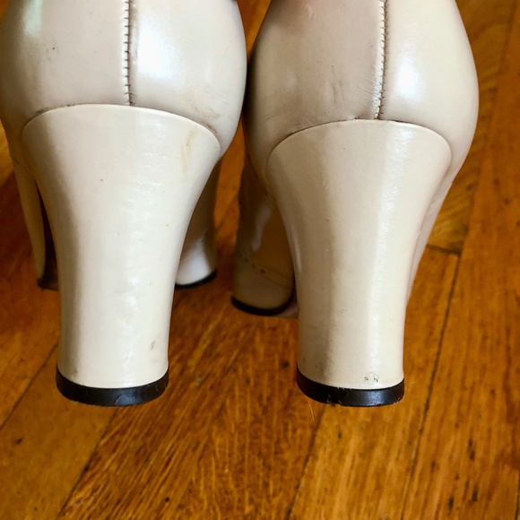 Vintage Mary Jane Pumps - Leather Upper, Leather Sole - Wingtip Detail - Picture 9 of 14